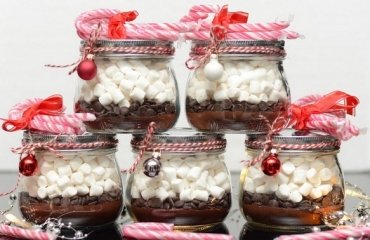 homemade-Christmas-gift-ideas-chocolate-chips-marshmallow-candy-canes