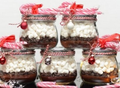 homemade-Christmas-gift-ideas-chocolate-chips-marshmallow-candy-canes