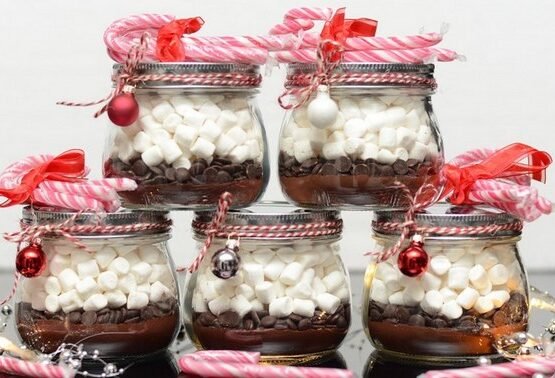 homemade-Christmas-gift-ideas-chocolate-chips-marshmallow-candy-canes