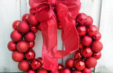 how-to-decorte-chritmas-wreath-bows-ribbons-red-ornaments-wreath