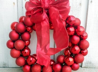 how-to-decorte-chritmas-wreath-bows-ribbons-red-ornaments-wreath