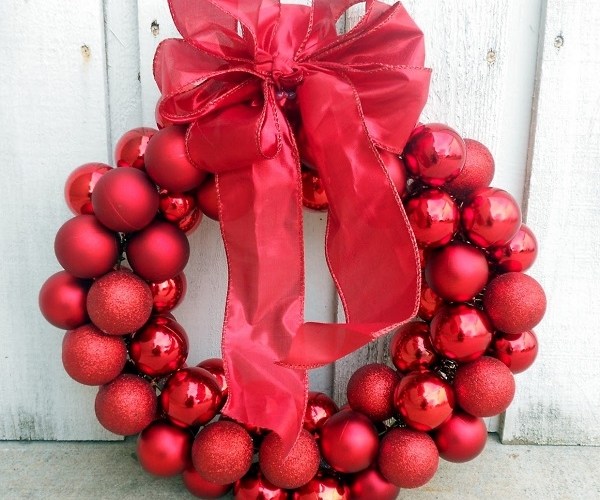 how-to-decorte-chritmas-wreath-bows-ribbons-red-ornaments-wreath