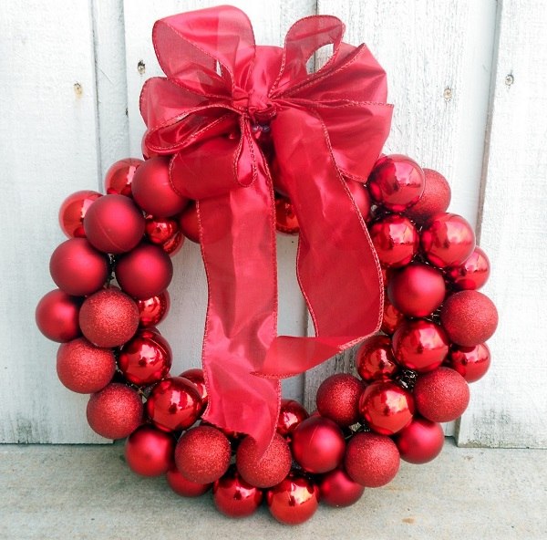how to decorate chritmas wreath bows ribbons red ornaments wreath