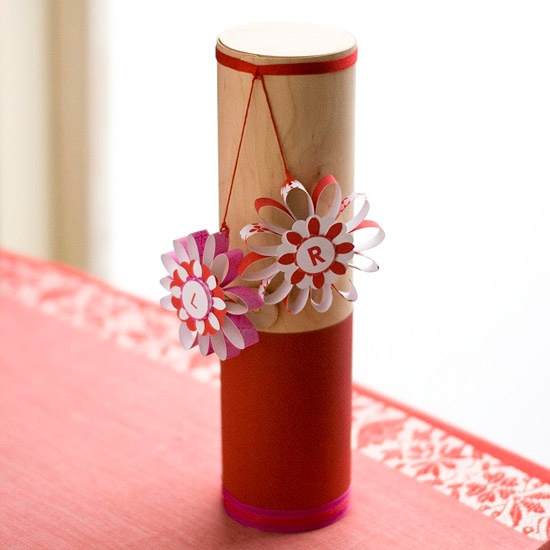 how to wrap-the-Christmas-wine-paper flowers red white