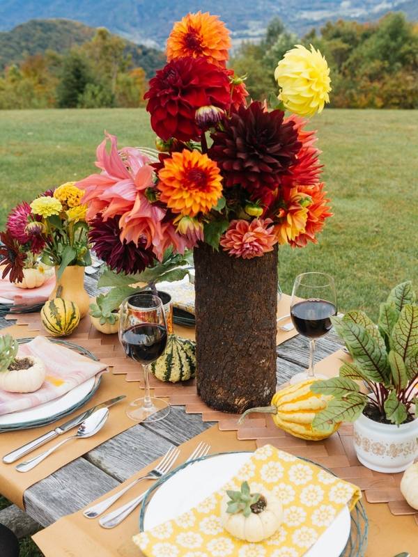 outdoor Thanksgiving decoration ideas table decoration centerpiece ideas dahlias