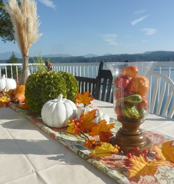 outdoor Thanksgiving table colours of the fall centerpiece