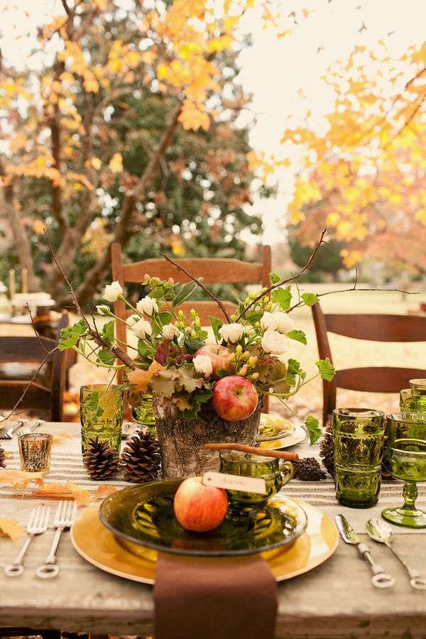 outdoor table ideas green glasses apples 