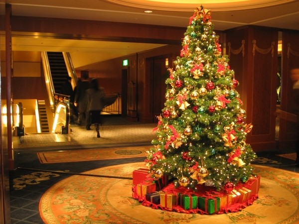 prettiest Christmas tree decoration ideas best christmas tree decorations traditional colors