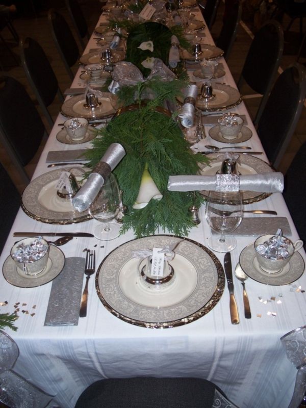 Glamorous Christmas table decorations in gold and silver