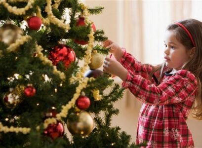 traditional-Christmas-tree-decorations-red-ornaments-white-popcorn-garlands
