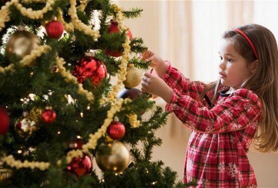 traditional-Christmas-tree-decorations-red-ornaments-white-popcorn-garlands