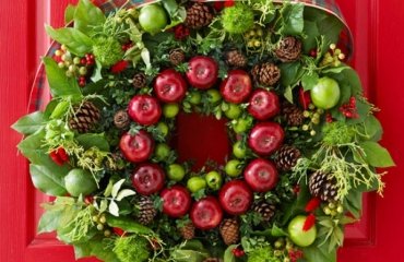traditional-round-christmas-wreath-with-apples