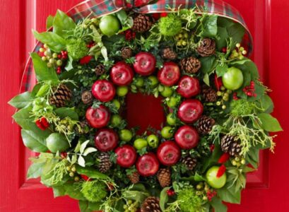traditional-round-christmas-wreath-with-apples