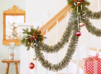 traditional-style-garland-dressed- banister