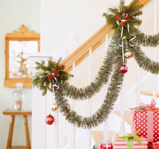 traditional-style-garland-dressed- banister