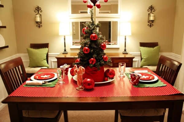 traditional table decoration green red Tree