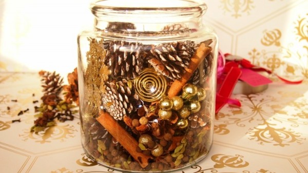 easy-christmas-decoration-ideas-cinnamon-sticks-pine-cones-spices