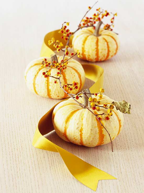 easy thanksgiving table centerpieces pumpkins yellow ribbon