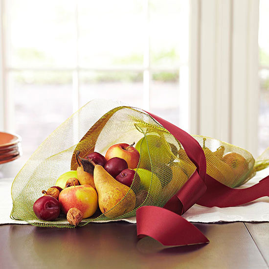 easy thanksgiving table decoration fruits cornucopia satin ribbon