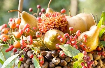 stylesi-thanksgiving-decoration-ideas-acorn-basket-apples-pairs-flowers