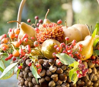 stylesi-thanksgiving-decoration-ideas-acorn-basket-apples-pairs-flowers