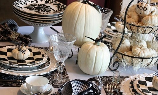 easy thanksgiving decoration ideas black and white checked dishes pumpkin