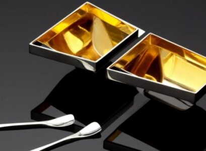 elegant-holiday-table-decoration-setting-gold-silver-tableware