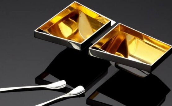 elegant-holiday-table-decoration-setting-gold-silver-tableware