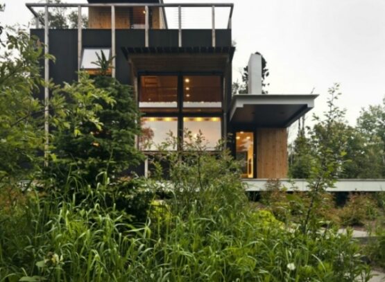 Modern-mountain-cliff-house-cabin-floor-to-ceiling- windows