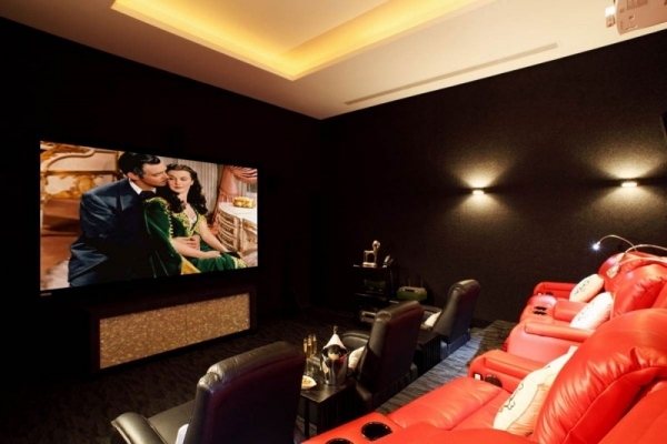 luxury-oceanfront-villa-Thailand home theatre