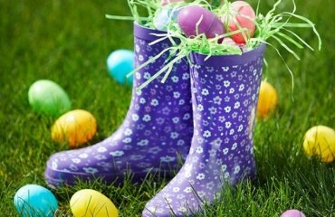 DIY-creative-outdoor-decoration-painted-boots-easter-eggs