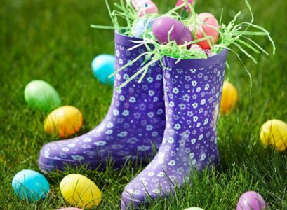 DIY-creative-outdoor-decoration-painted-boots-easter-eggs