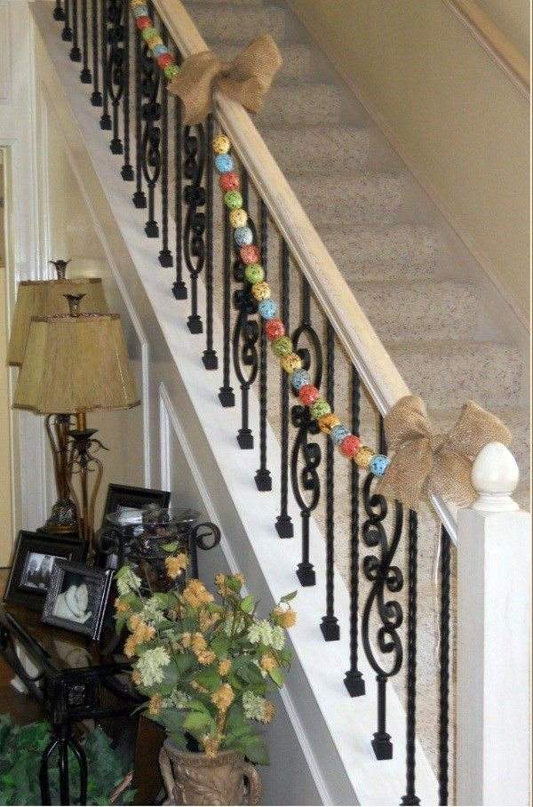staircase decoration DIY easter garlands plastic eggs mesh ribbons step 3