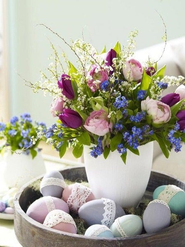 Easter decoration ideas table centerpiece blossoming flowers colored eggs