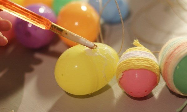 Easter holiday decoration ideas yarn wrapped plastic eggs 