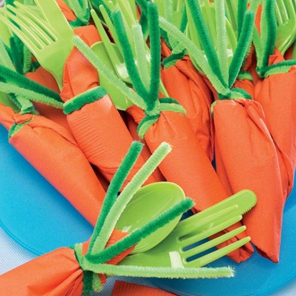 Easter table decorating ideas orange napkins carrots