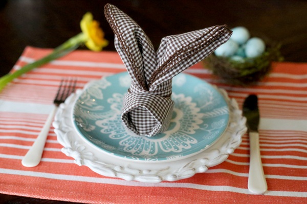 Easy table decoration ideas Bunny fold napkins for Easter