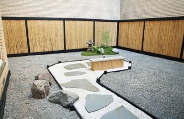 Stylish-Japanese-garden-assymetric-stones-path-gravel-bamboo-fence-panels