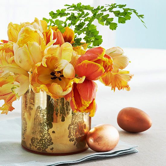 attractive-easter-holiday-table-decoration-flowers-centerpiece