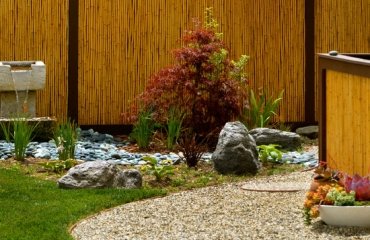 bamboo-garden-fence-Japanese-style-landscape-plants-lawn-pebble-path-high-vertical-fence