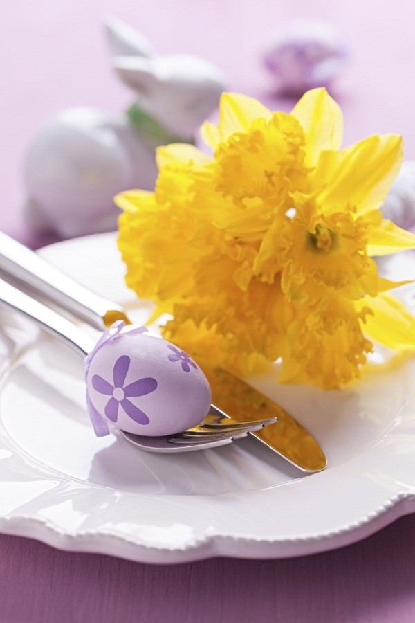 chic easy easter table decoration daffodil purple egg pastel shades