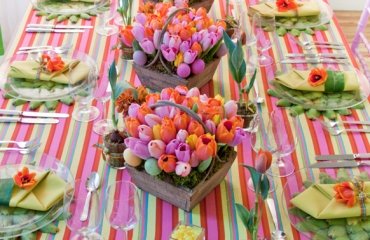 colorful-easter-dinner-table-decorations-tablecloth-baskets-with-tulips