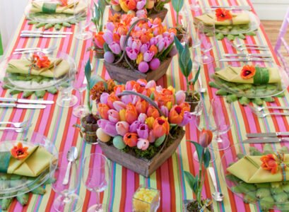 colorful-easter-dinner-table-decorations-tablecloth-baskets-with-tulips