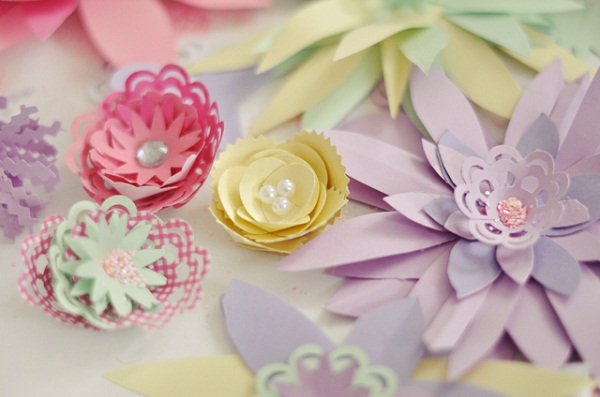 colorful paper flowers DIY Spring crafts