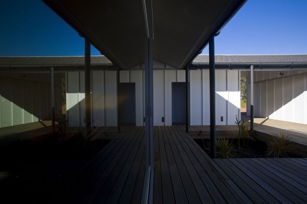 contemporary Beach courtyard deck space