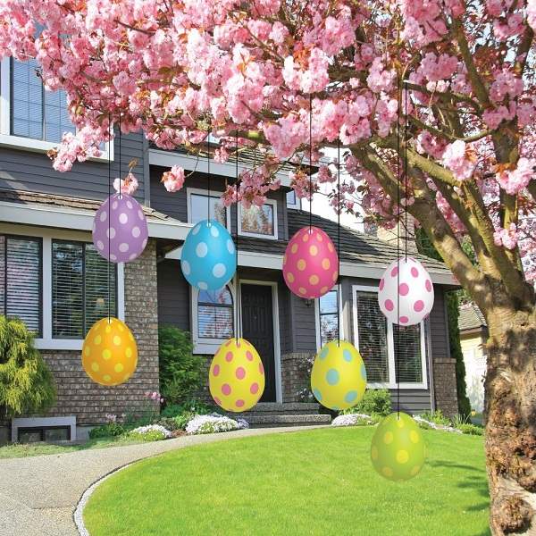 creative outdoor spring decoration ideas plastic eggs on strings