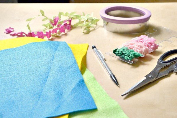 diy easter felt garlands felt craft ideas ribbon pencil punch step 1