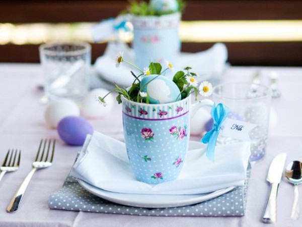 easter table decorations ideas crafts blue eggs white field flowers napkin