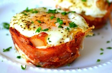 easy-egg-recipes-bacon- eggs-cheese-toast cups