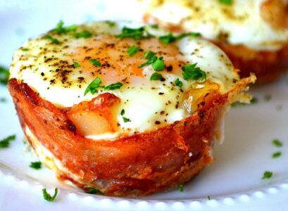 easy-egg-recipes-bacon- eggs-cheese-toast cups